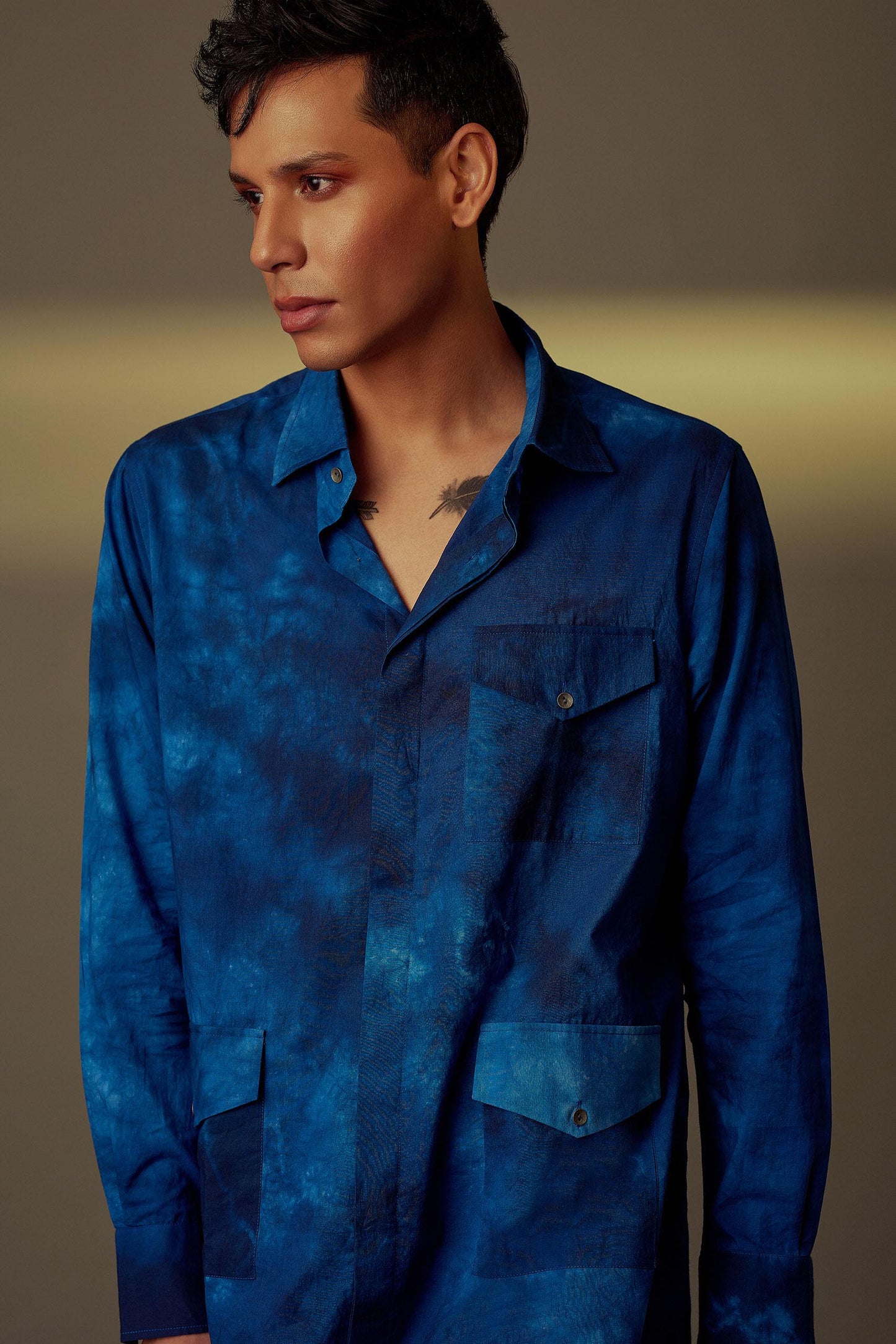 Blue tie-dye organic cotton shirt with 3 flap pockets